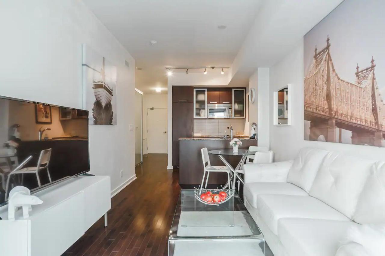 Luxury 2-Bedroom Condo Parking, View Of Cn Tower Toronto Exterior photo