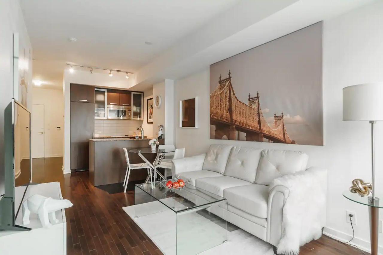 Luxury 2-Bedroom Condo Parking, View Of Cn Tower Toronto Exterior photo